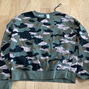 Divided h&m crew neck sweatshirt camo design sz small womens